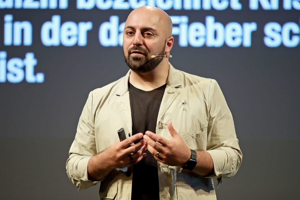 Ali Mahlodji beim Vortrag "Super Dads retten die Welt" am 8. Juni in Linz